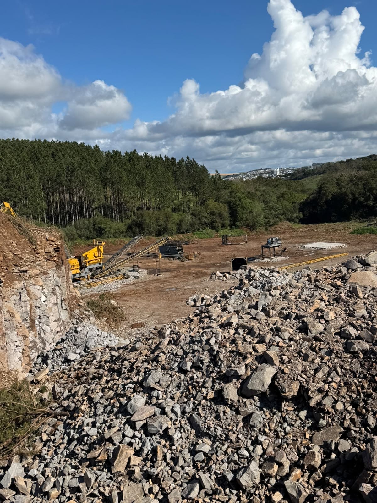 Pátio de britagem da Santa Izabel Mineradora, com equipamentos e pilhas de material britado