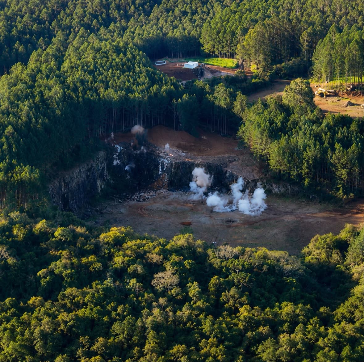 Fumaça da detonação controlada na jazida da Santa Izabel Mineradora