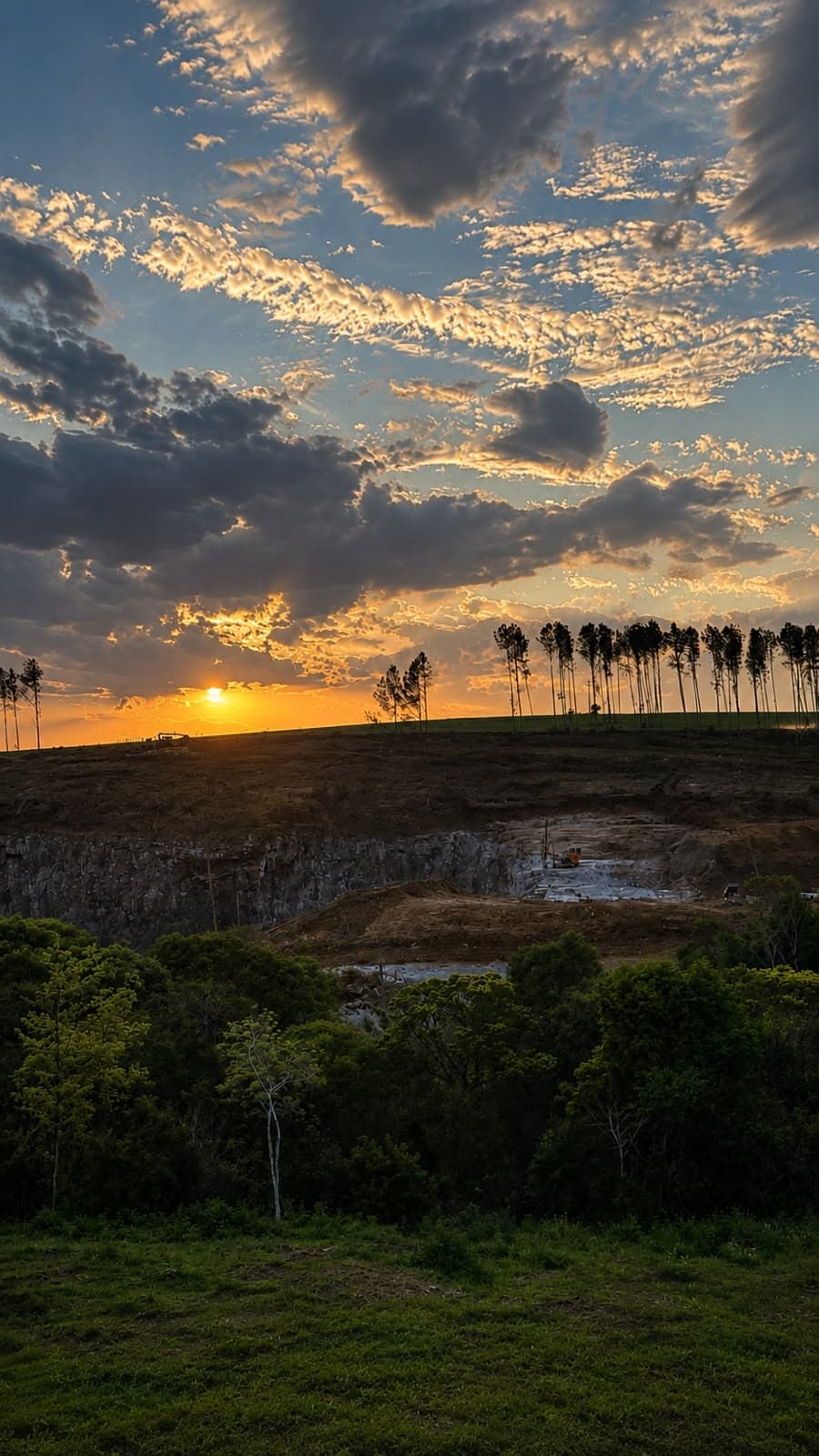 Pôr do sol sobre a jazida da Santa Izabel Mineradora