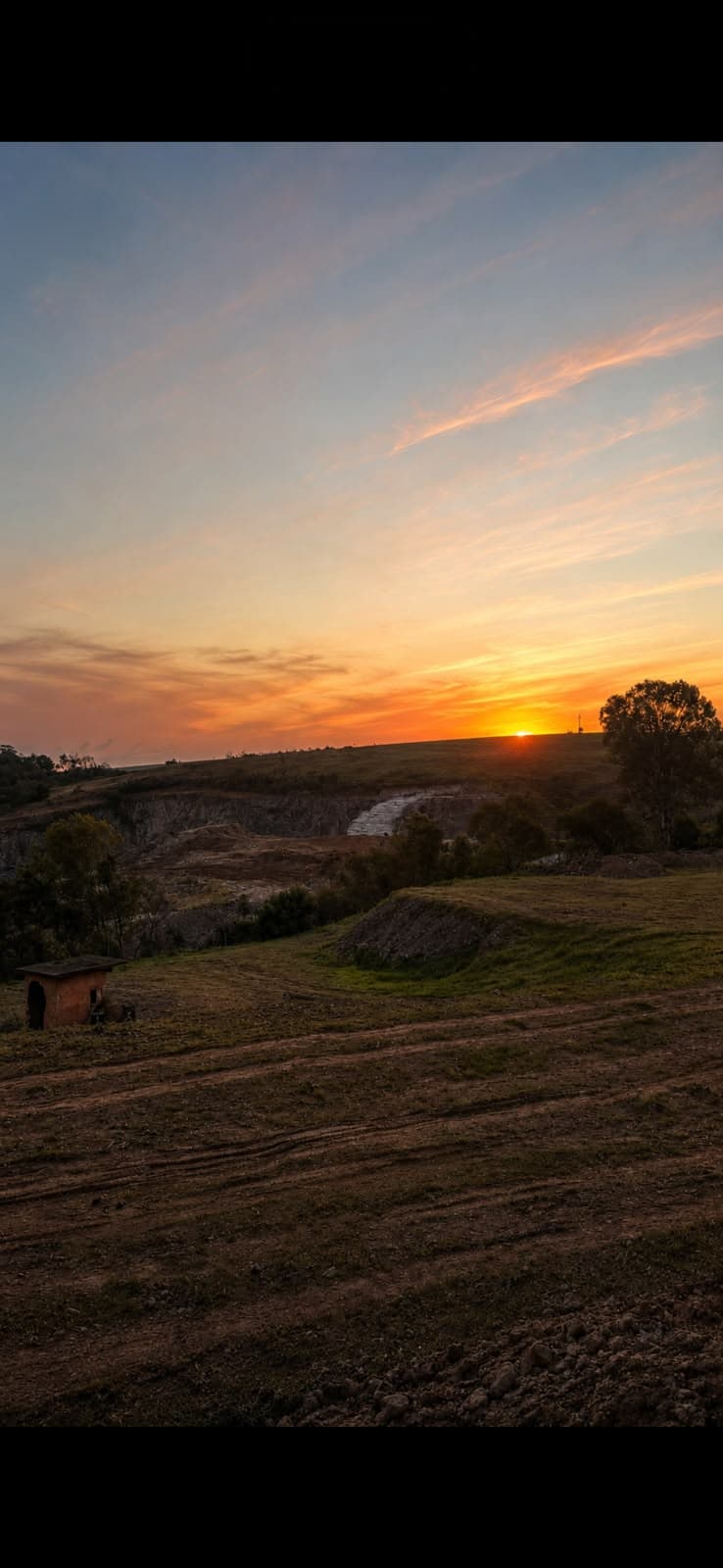 Pôr do sol sobre a área de operação da mineradora